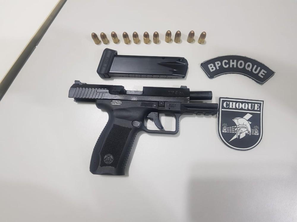 Polícia prende jovem em MS com armas, munições e R$ 62 mil em caixa de sapato: 