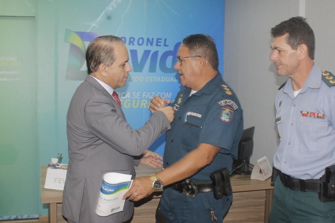 Coronel David homenageia militar pelos 30 anos de serviços prestados por MS Coronel David homenageia militar pelos 30 anos de serviços prestados por MS