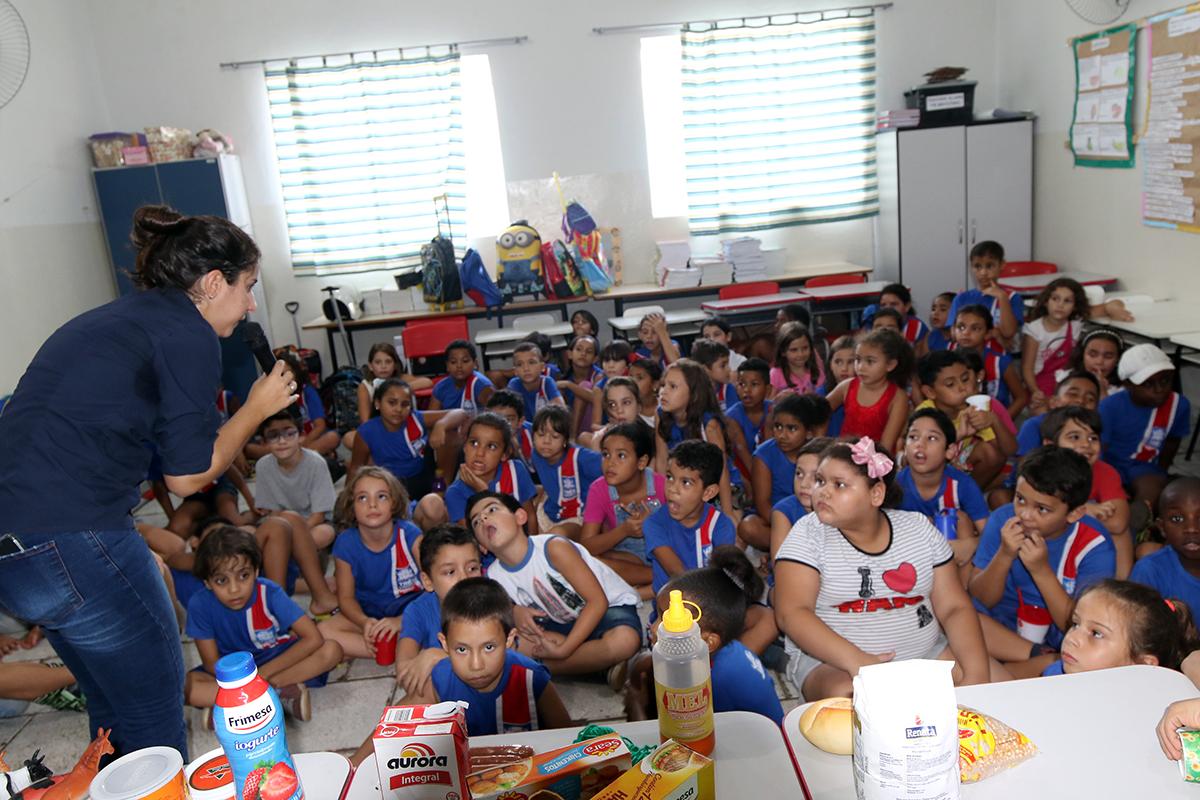 Cerca de 300 alunos da E.M. “Júlio Colino” participam de projeto em prol das famílias da Vila Vicentino