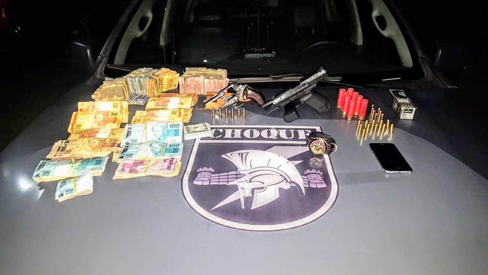 Polícia prende jovem em MS com armas, munições e R$ 62 mil em caixa de sapato: Polícia prende jovem em MS com armas, munições e R$ 62 mil em caixa de sapato: 'Agiotagem do meu pai'