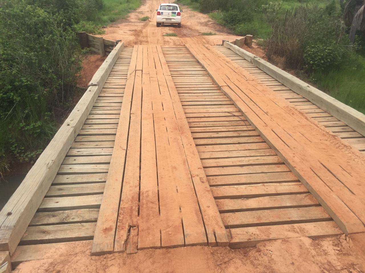 Prefeitura de Três Lagoas realiza reforma em ponte de estrada que é rota de ônibus escolar