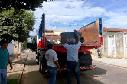 Saúde elimina 36 focos e recolhe dois caminhões caçamba de materiais inservíveis em mutirão contra a Dengue Saúde elimina 36 focos e recolhe dois caminhões caçamba de materiais inservíveis em mutirão contra a Dengue
