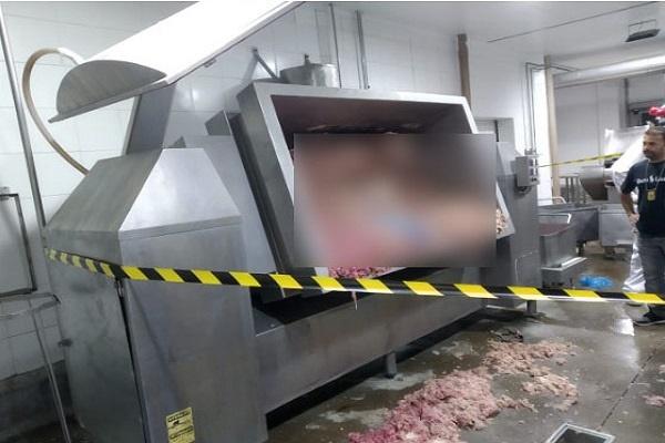 Trabalhador de frigorífico cai em máquina de trituração e morre em MS