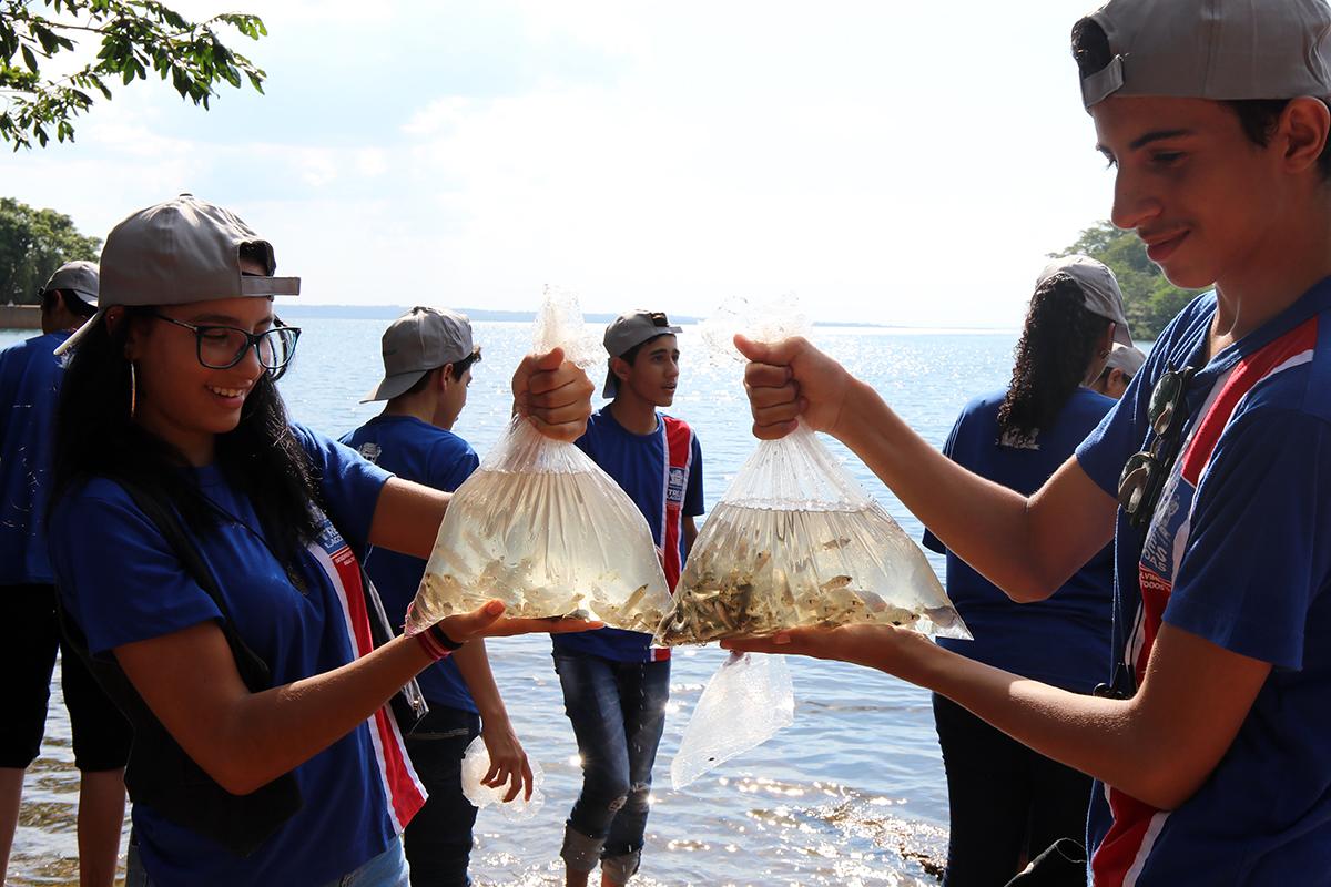 Alunos da Escola Municipal “Maria Eulália Vieira” de Três Lagoas participam de soltura de 120 mil alevinos na Vila dos Operadores