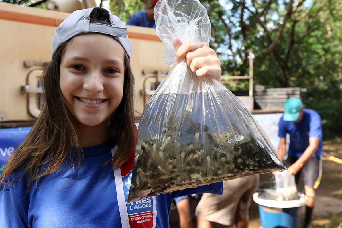 Alunos da Escola Municipal “Maria Eulália Vieira” de Três Lagoas participam de soltura de 120 mil alevinos na Vila dos Operadores