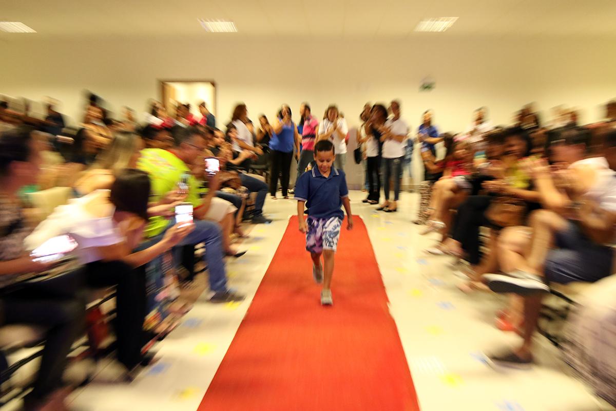Desfile “Fashion Inclusivo” com crianças Autistas da REME emociona público em Três Lagoas
