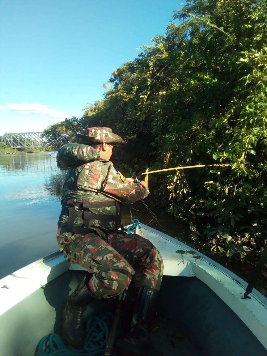 PMA fiscaliza embarcações e apreende espinheis e anzóis de galho no rio Miranda