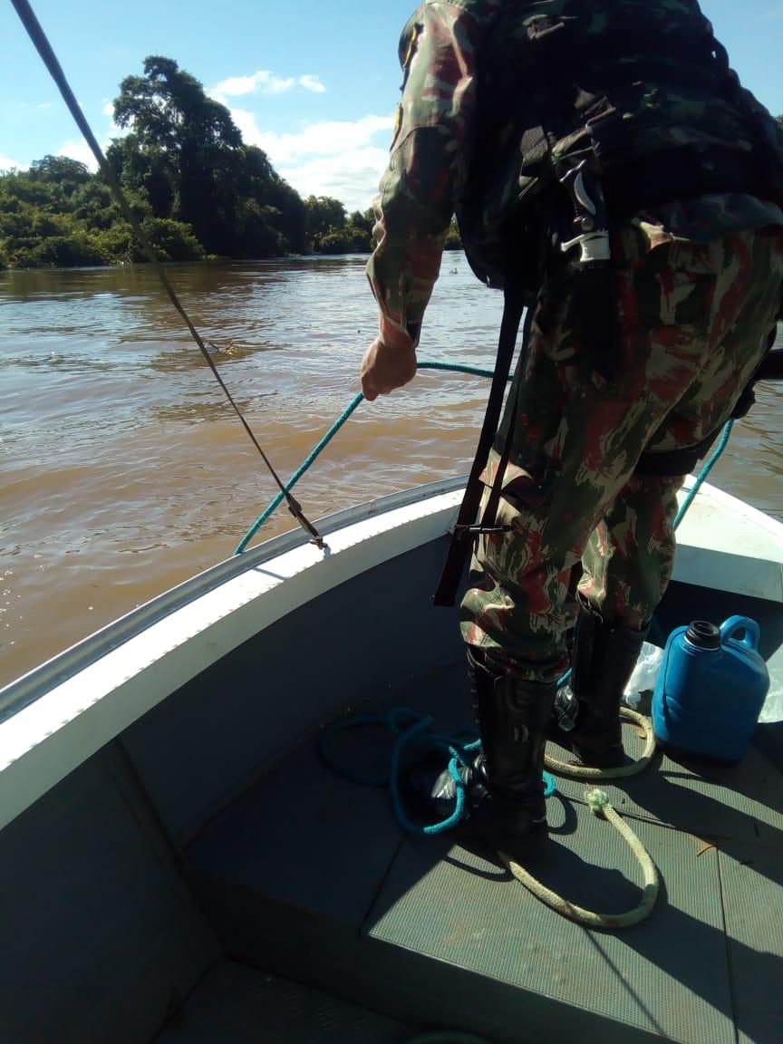 PMA fiscaliza embarcações e apreende espinheis e anzóis de galho no rio Miranda