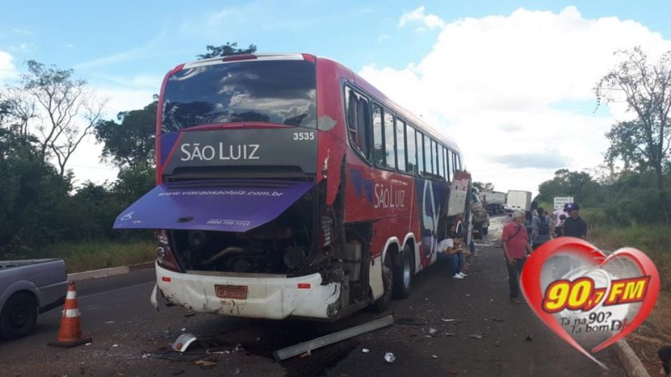 Acidente entre três caminhões, dois ônibus e um carro deixa 2 feridos na BR-262