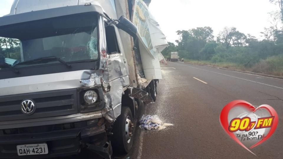 Acidente entre três caminhões, dois ônibus e um carro deixa 2 feridos na BR-262