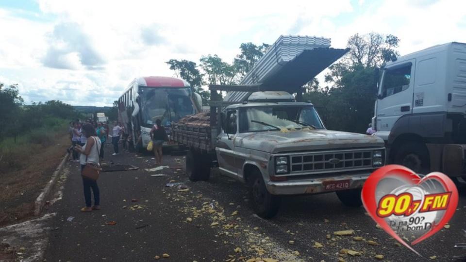Acidente entre três caminhões, dois ônibus e um carro deixa 2 feridos na BR-262