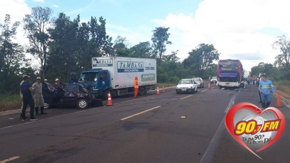 Acidente entre três caminhões, dois ônibus e um carro deixa 2 feridos na BR-262