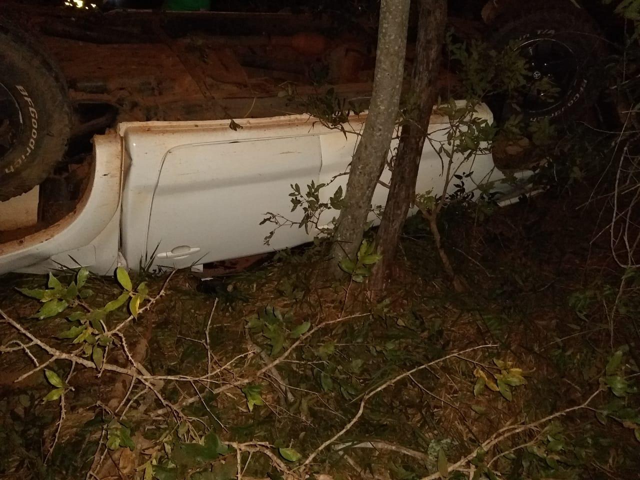 Acidente na BR-262 envolvendo caminhonete deixa três vítimas feridas Acidente na BR-262 envolvendo caminhonete deixa três vítimas feridas