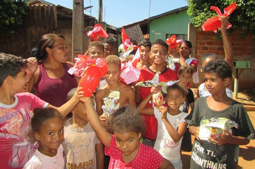Há 25 anos, casal distribui ovos de Páscoa em bairros carentes de Três Lagoas Há 25 anos, casal distribui ovos de Páscoa em bairros carentes de Três Lagoas