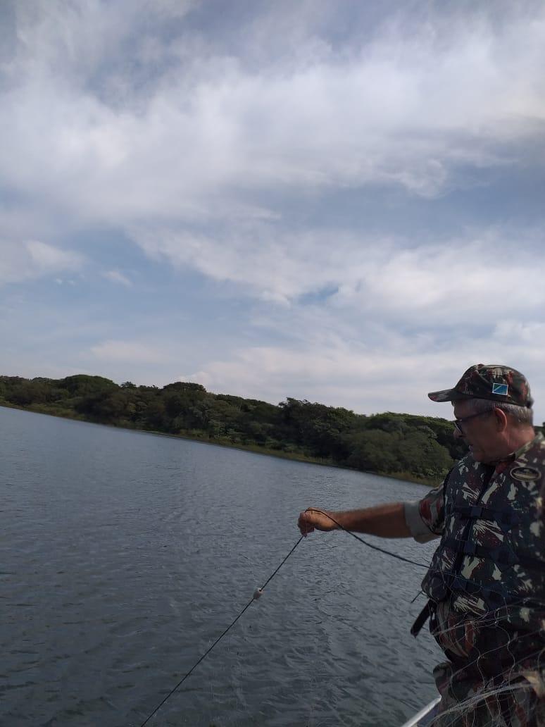 PMA apreende 1,2 km de redes de pesca e liberta 30 kg de peixes dos petrechos ilegais