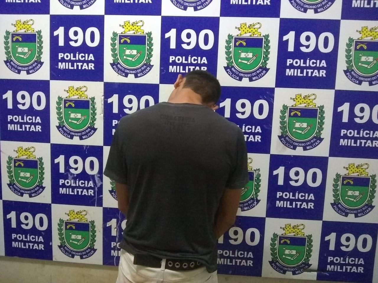 Na companhia de uma criança, homem é preso portando drogas para consumo em TL Na companhia de uma criança, homem é preso portando drogas para consumo em TL
