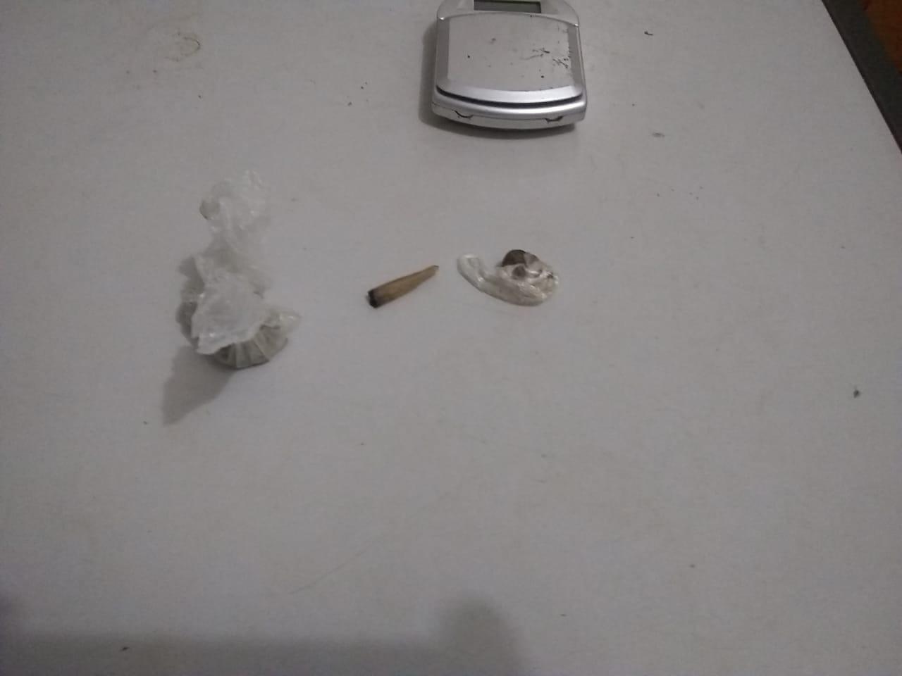 Na companhia de uma criança, homem é preso portando drogas para consumo em TL
