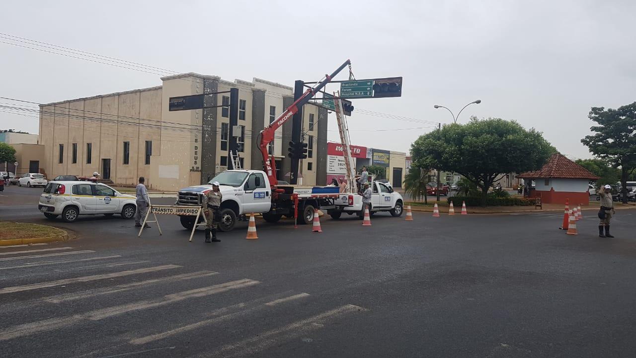 Trânsito interdita cruzamento da Avenida Rosário Congro para executar reparo em semáforo