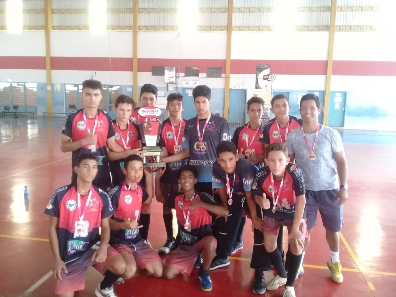 Alunos da SEJUVEL conquistam troféu de ouro de handebol em Presidente Prudente