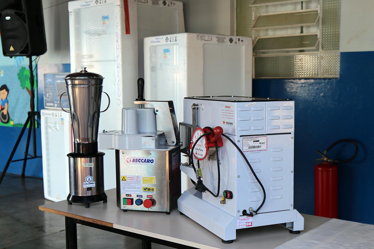 Mais de 373 mil em investimentos de equipamentos e utensílios de cozinha são entregues na Educação de Três Lagoas