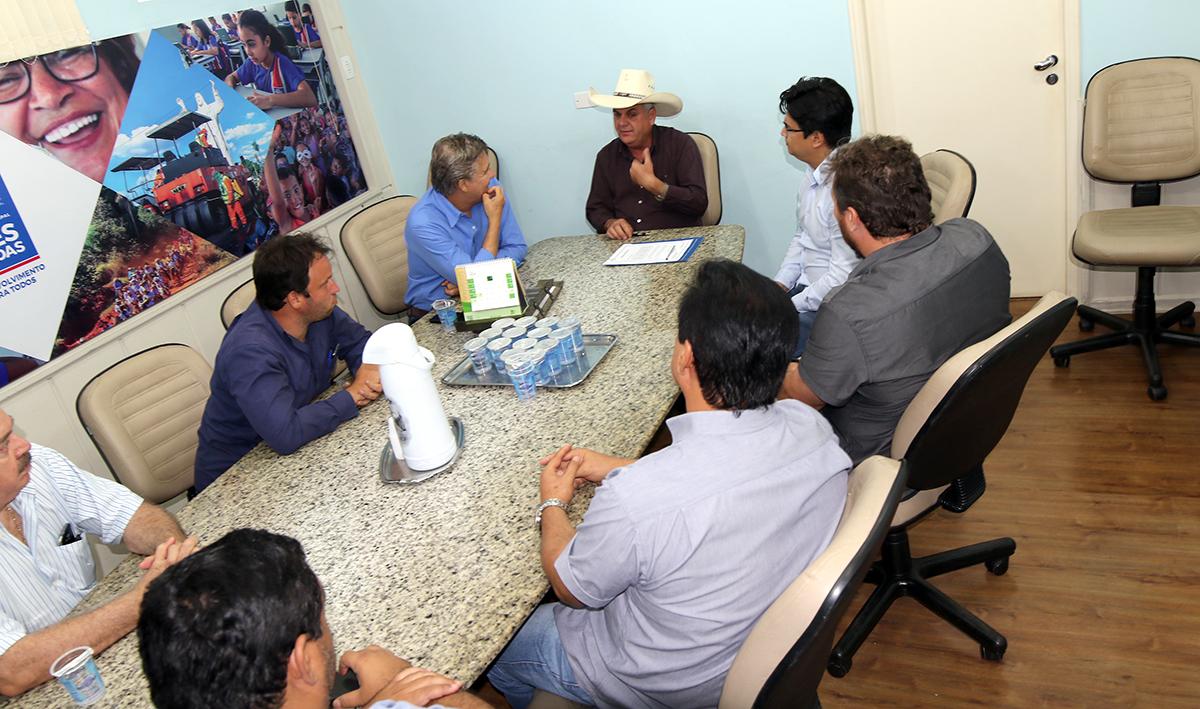 Prefeito Angelo Guerreiro assina ordem de serviço para melhoria em trechos de 13 ruas