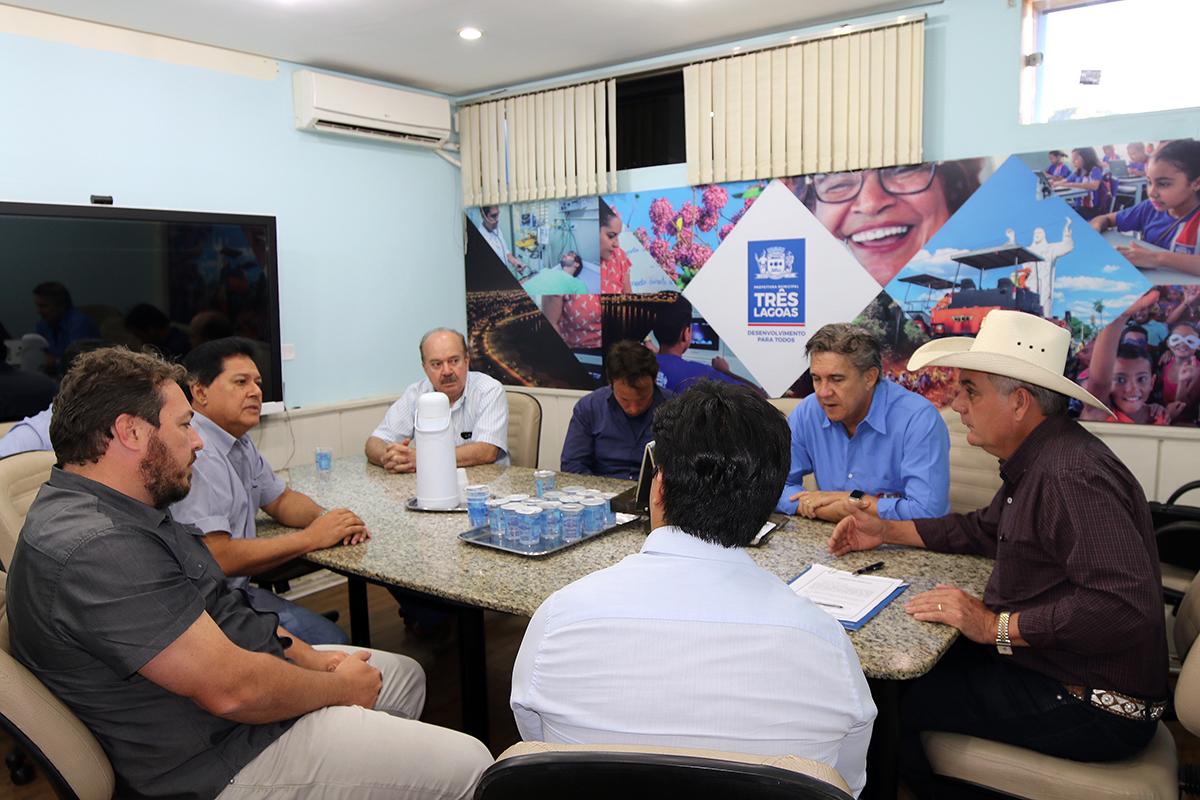 Prefeito Angelo Guerreiro assina ordem de serviço para melhoria em trechos de 13 ruas