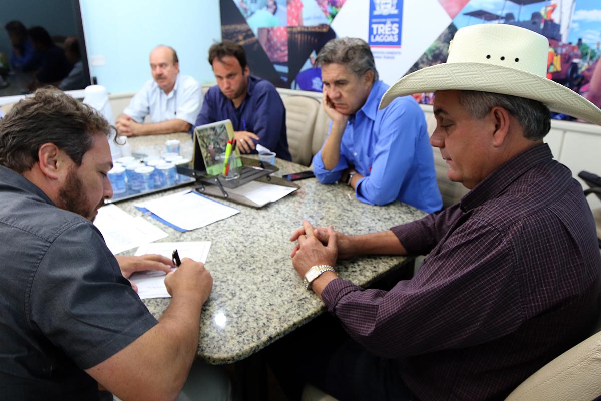 Prefeito Angelo Guerreiro assina ordem de serviço para melhoria em trechos de 13 ruas