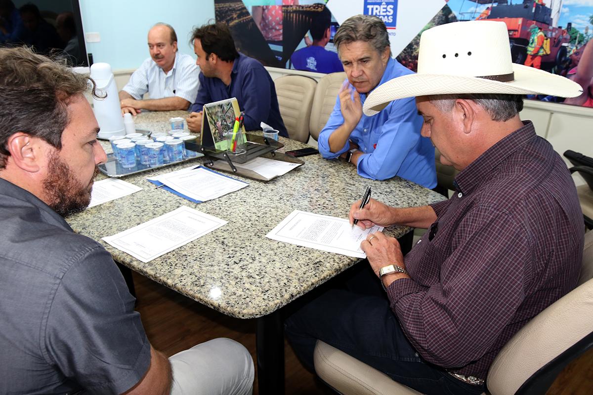 Prefeito Angelo Guerreiro assina ordem de serviço para melhoria em trechos de 13 ruas