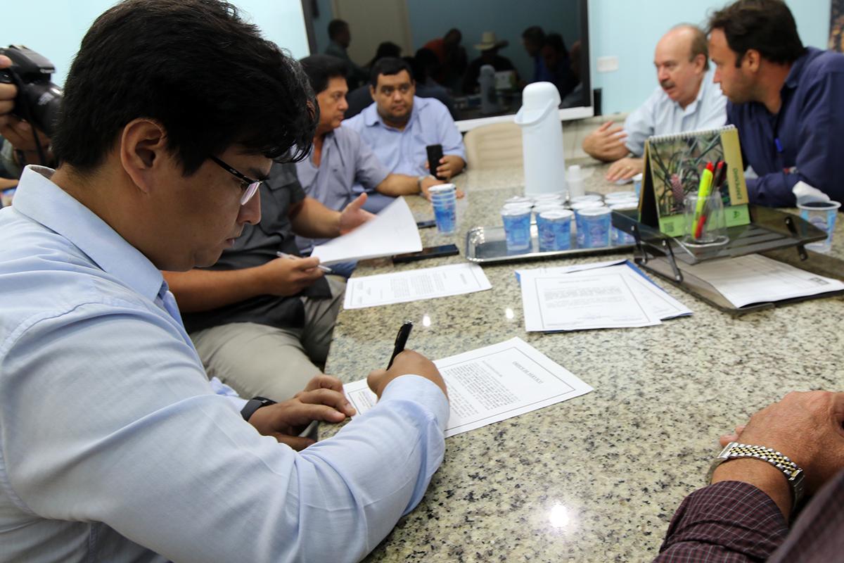 Prefeito Angelo Guerreiro assina ordem de serviço para melhoria em trechos de 13 ruas