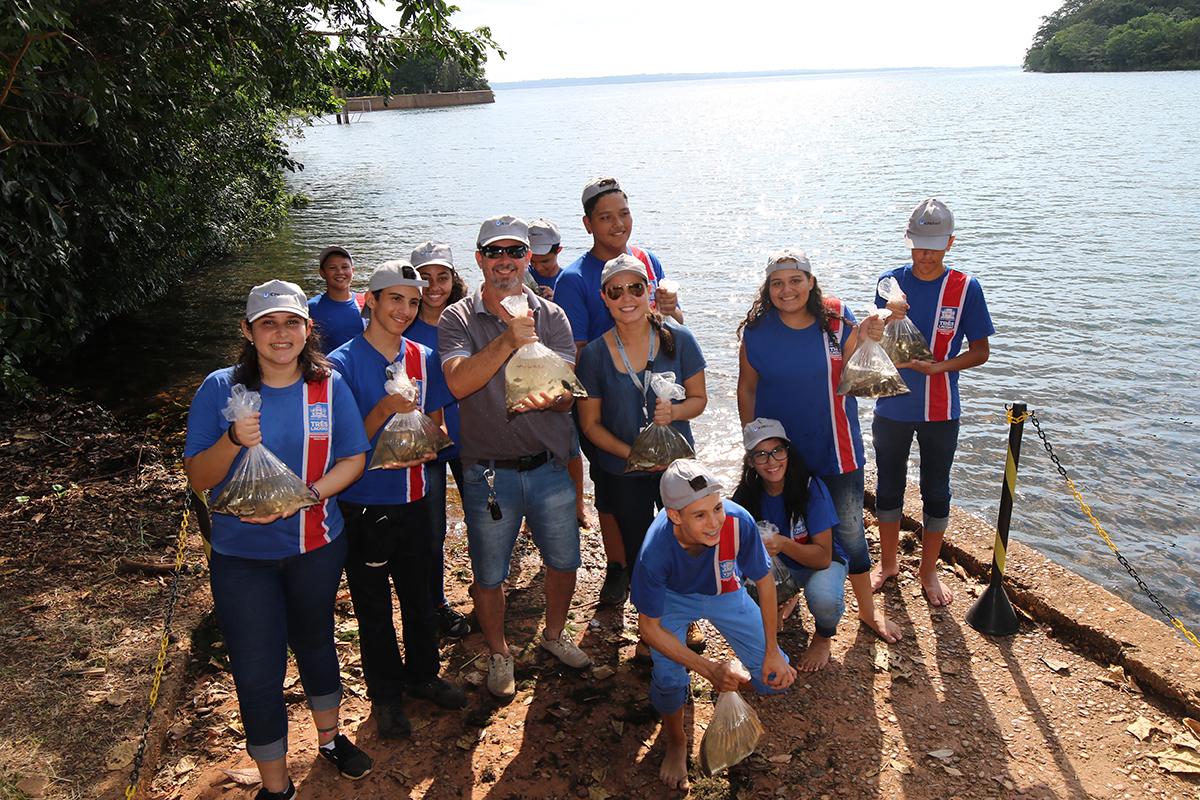 Alunos da Escola Municipal “Maria Eulália Vieira” de Três Lagoas participam de soltura de 120 mil alevinos na Vila dos Operadores