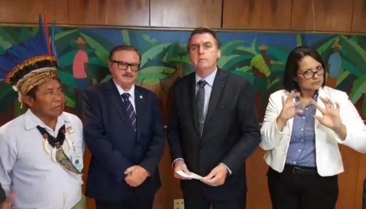 Bolsonaro se reúne com índios e fala em tornar terras indígenas produtivas Bolsonaro se reúne com índios e fala em tornar terras indígenas produtivas