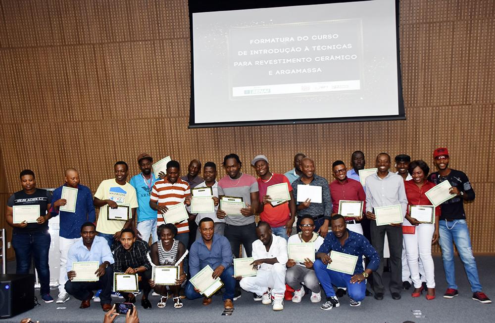 Com diploma do Senai, haitianos que vivem no Brasil esperam inserção no mercado de trabalho