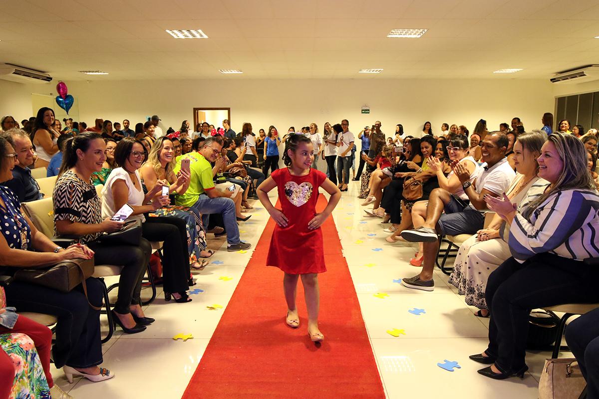 Desfile “Fashion Inclusivo” com crianças Autistas da REME emociona público em Três Lagoas
