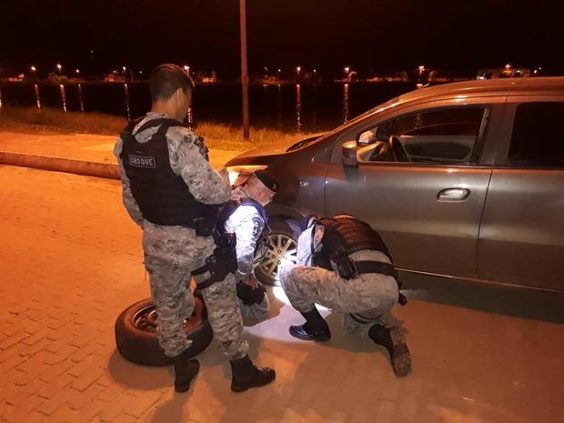 Homem usa redes sociais para agradecer policiais que ajudaram esposa com carro Homem usa redes sociais para agradecer policiais que ajudaram esposa com carro
