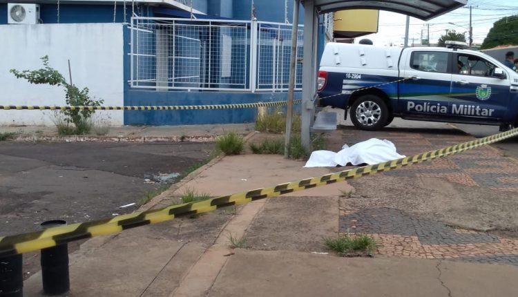 Paciente morre em ponto de ônibus após fugir de UPA em Campo Grande Paciente morre em ponto de ônibus após fugir de UPA em Campo Grande