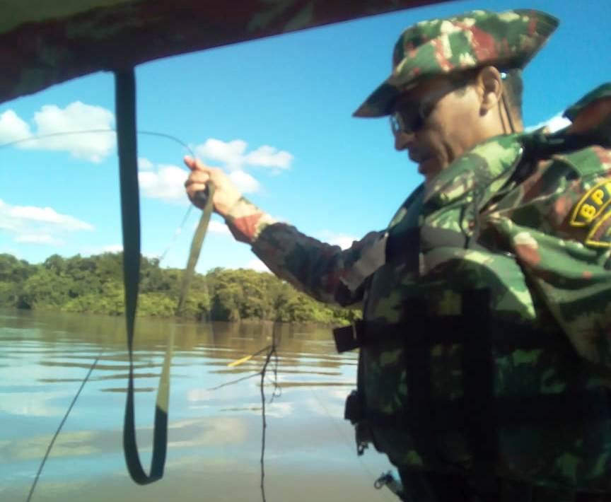 PMA fiscaliza embarcações e apreende espinheis e anzóis de galho no rio Miranda