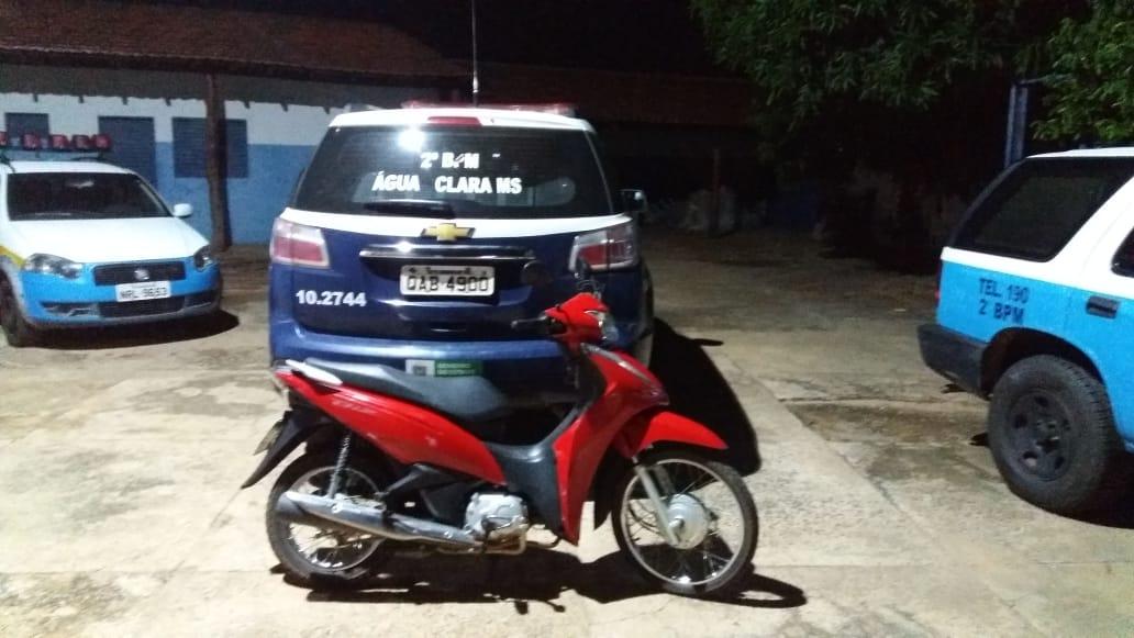 Polícia Militar recupera motoneta furtada de residência em Água Clara Polícia Militar recupera motoneta furtada de residência em Água Clara