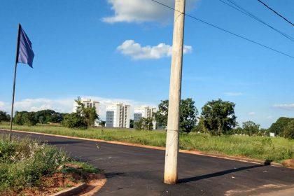 Prefeitura solicita sinalização em área particular que tem poste no meio de futura rua Prefeitura solicita sinalização em área particular que tem poste no meio de futura rua