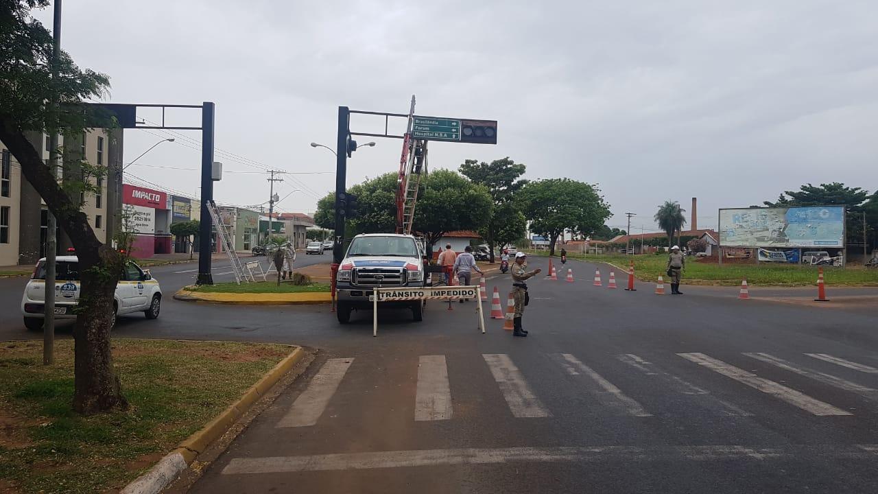 Trânsito interdita cruzamento da Avenida Rosário Congro para executar reparo em semáforo