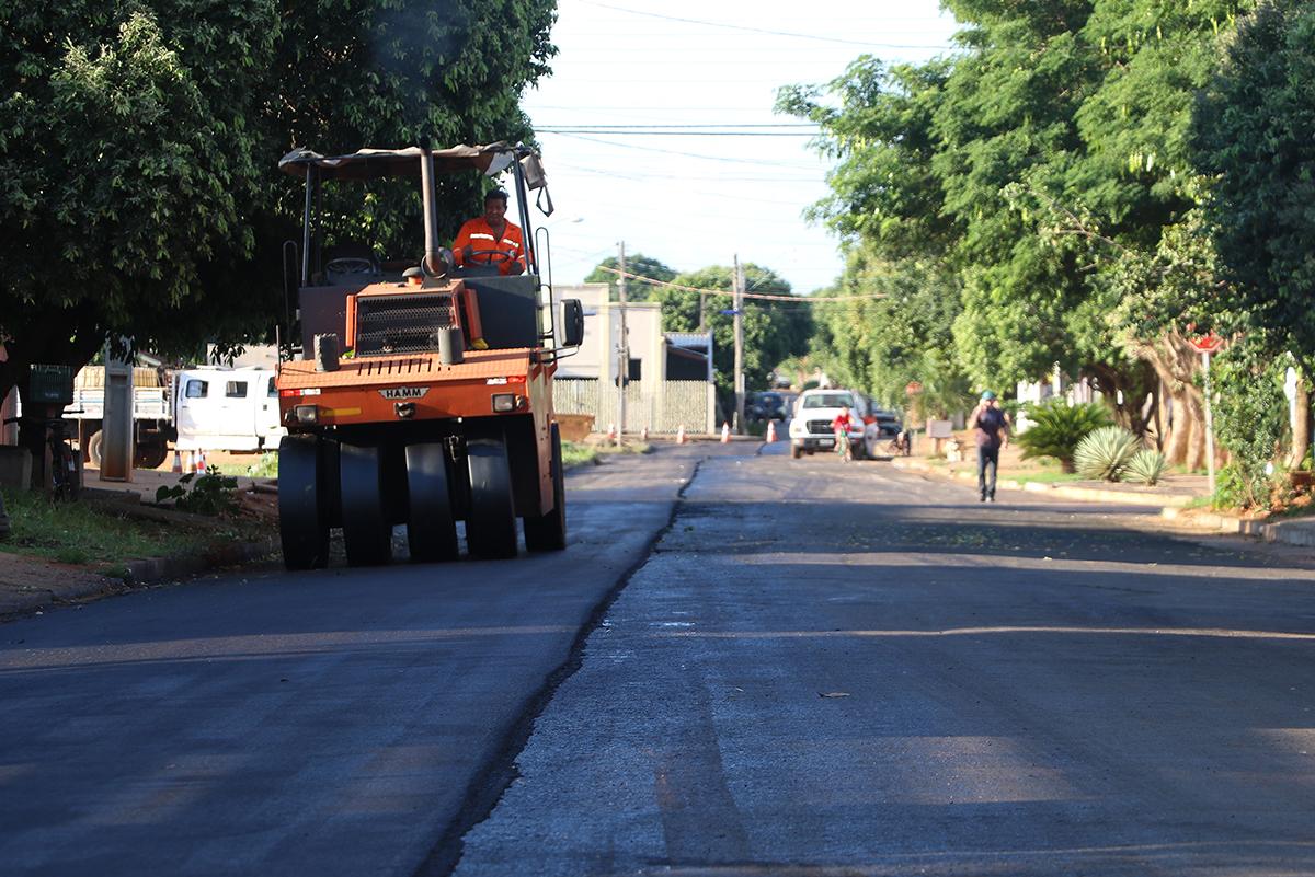 Após fresagem e reperfilamento, Rua Duque de Caxias começa a receber recape final