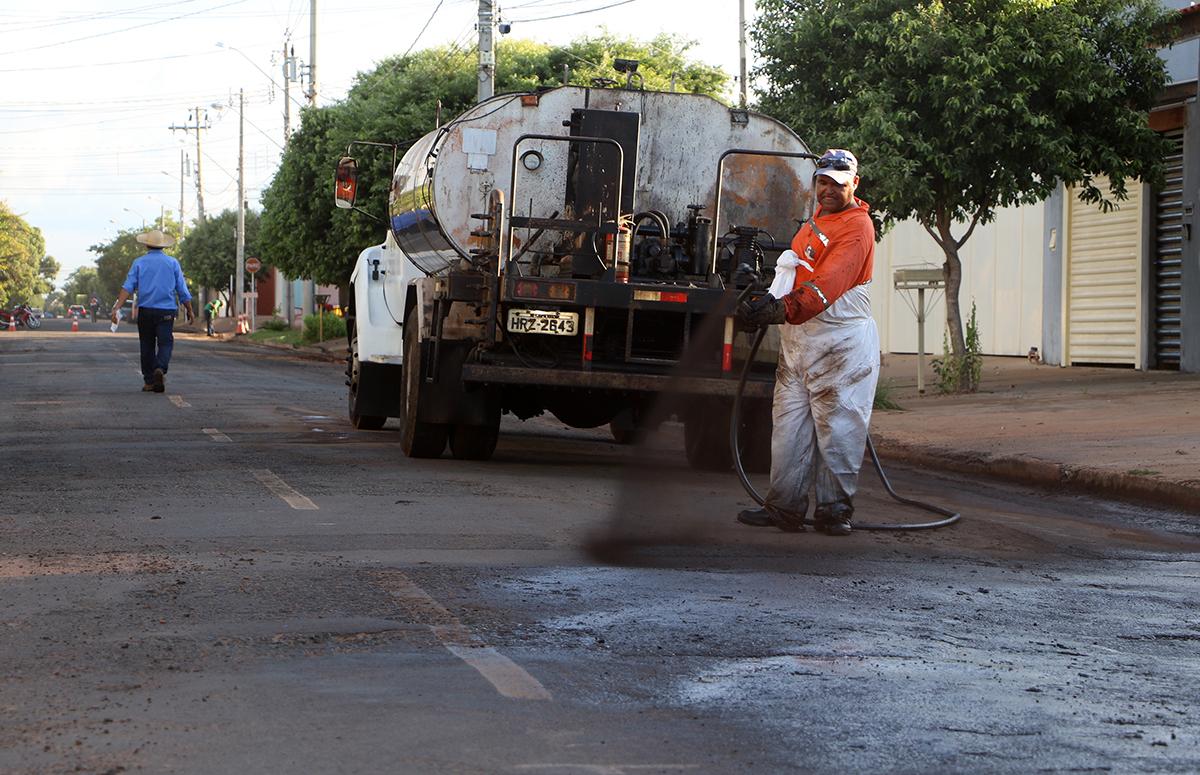 Após fresagem e reperfilamento, Rua Duque de Caxias começa a receber recape final