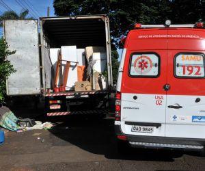 Trabalhador tem convulsão e cai de caminhão de mudança