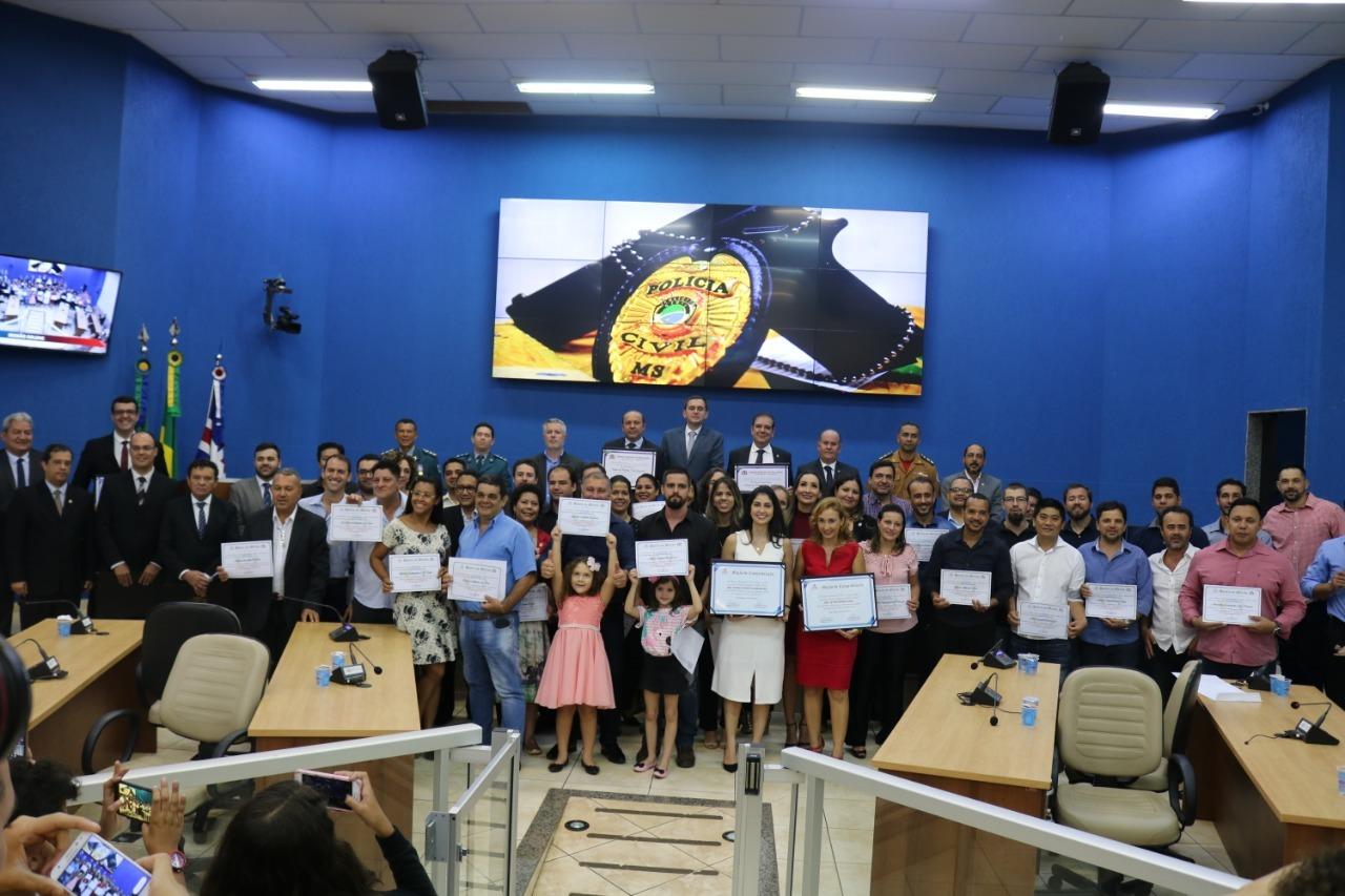 Em sessão solene, Câmara Municipal de Três Lagoas concede honrarias à Polícia Civil do MS Em sessão solene, Câmara Municipal de Três Lagoas concede honrarias à Polícia Civil do MS