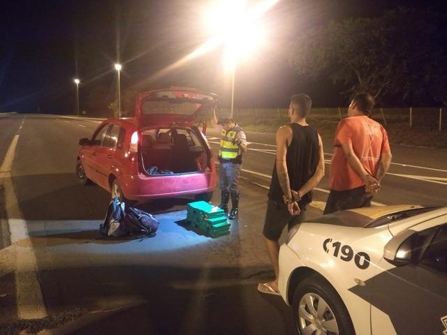 Dupla é presa com 43 tabletes de maconha na Rodovia SP 300 em Castilho