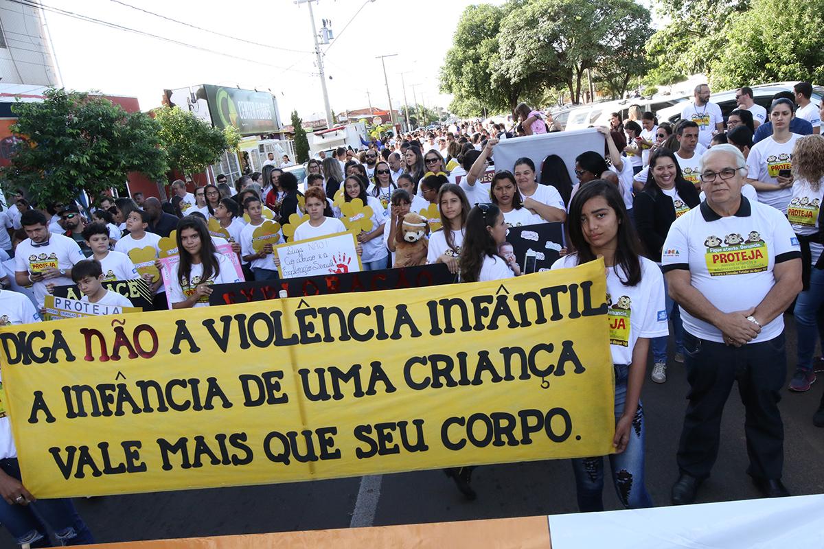 Caminhada chama à atenção para a luta contra violência, abuso e exploração sexual de crianças e adolescentes Caminhada chama à atenção para a luta contra violência, abuso e exploração sexual de crianças e adolescentes