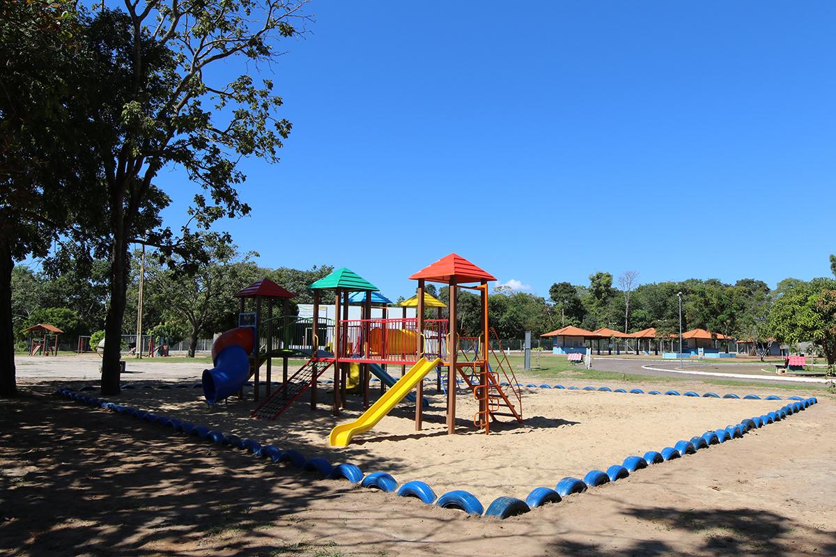 Caixas de areais são construídas no entorno dos playgrounds instalados no Balneário de Três Lagoas