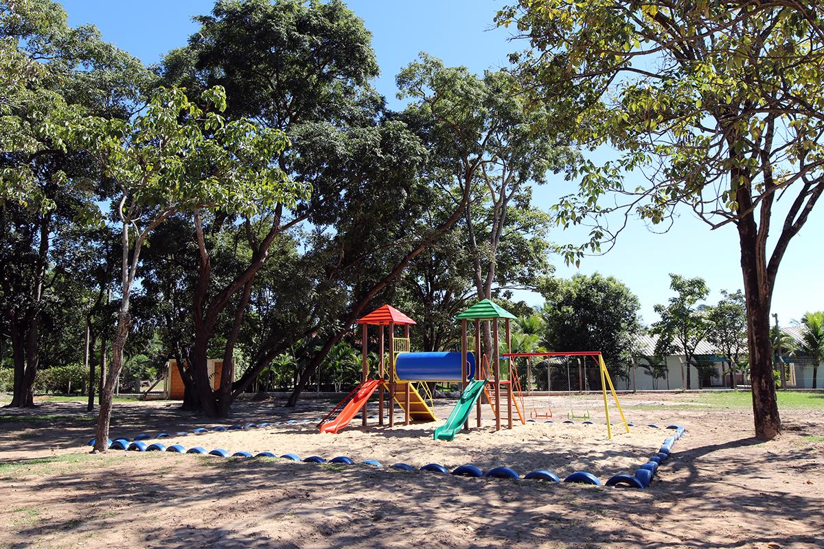 Caixas de areais são construídas no entorno dos playgrounds instalados no Balneário de Três Lagoas