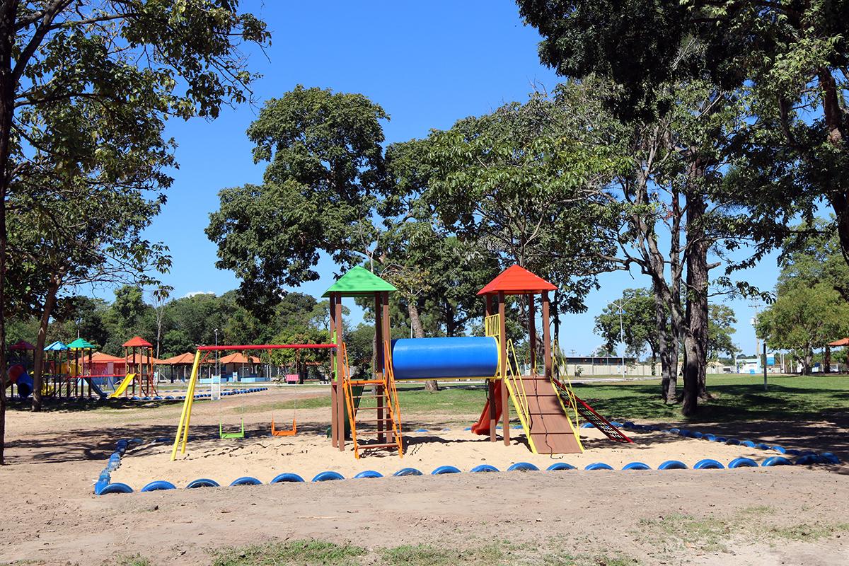 Caixas de areais são construídas no entorno dos playgrounds instalados no Balneário de Três Lagoas