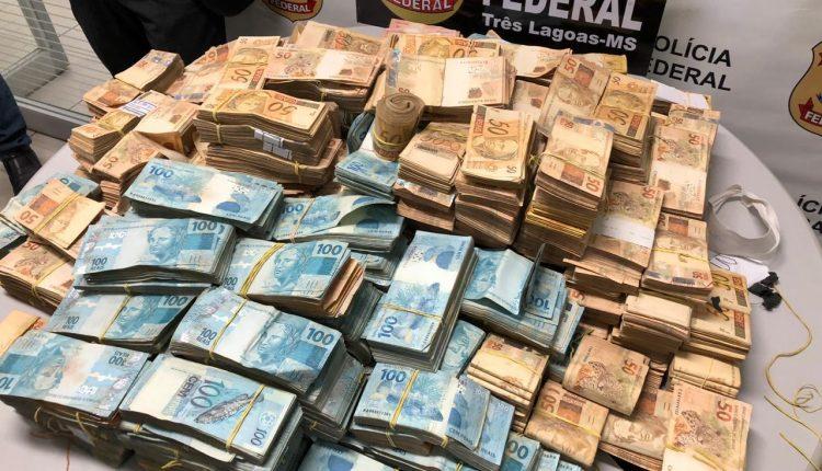 Dinheiro apreendido pela PF durante operação em MS pode chegar a R$ 4 milhões Dinheiro apreendido pela PF durante operação em MS pode chegar a R$ 4 milhões