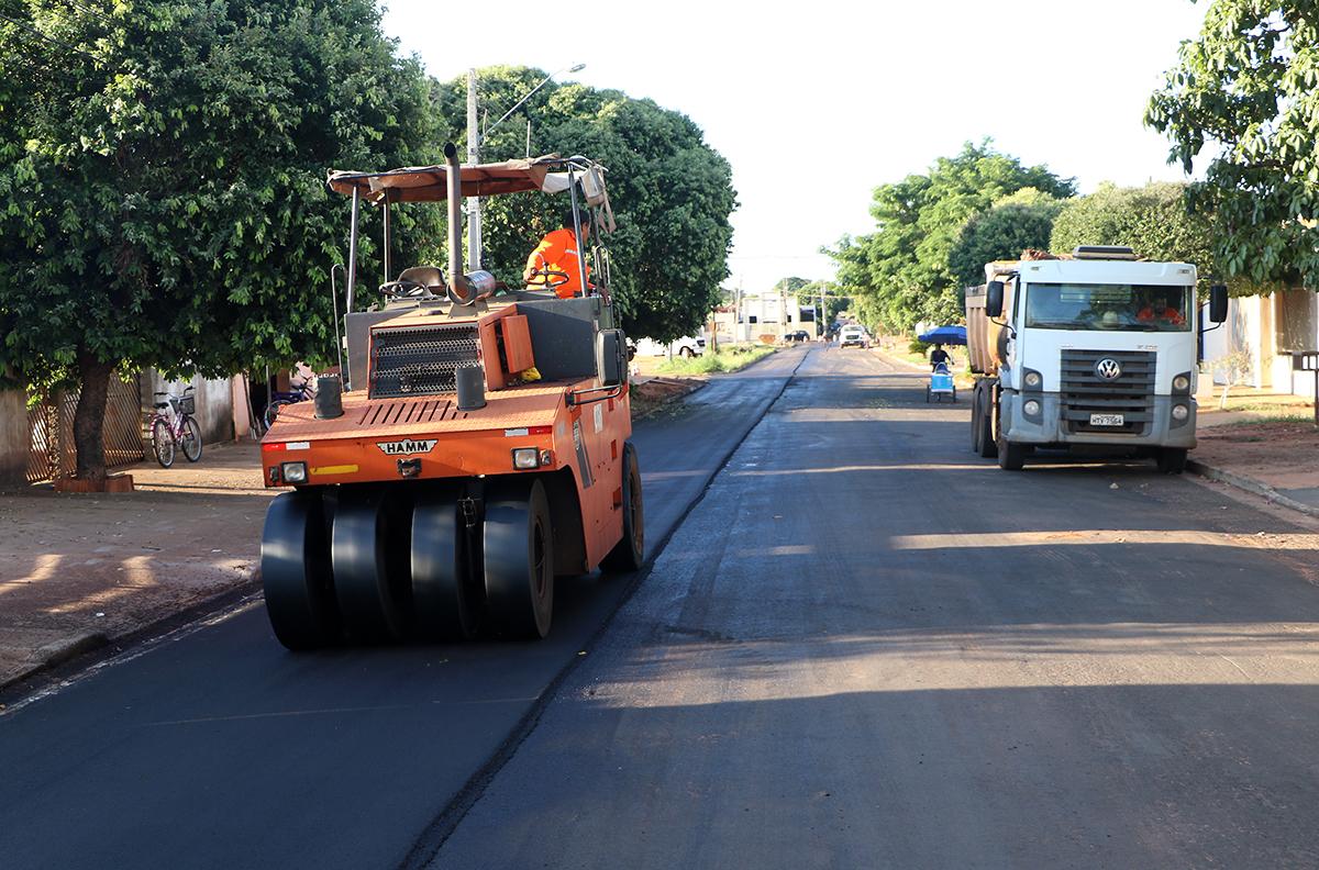 Após fresagem e reperfilamento, Rua Duque de Caxias começa a receber recape final
